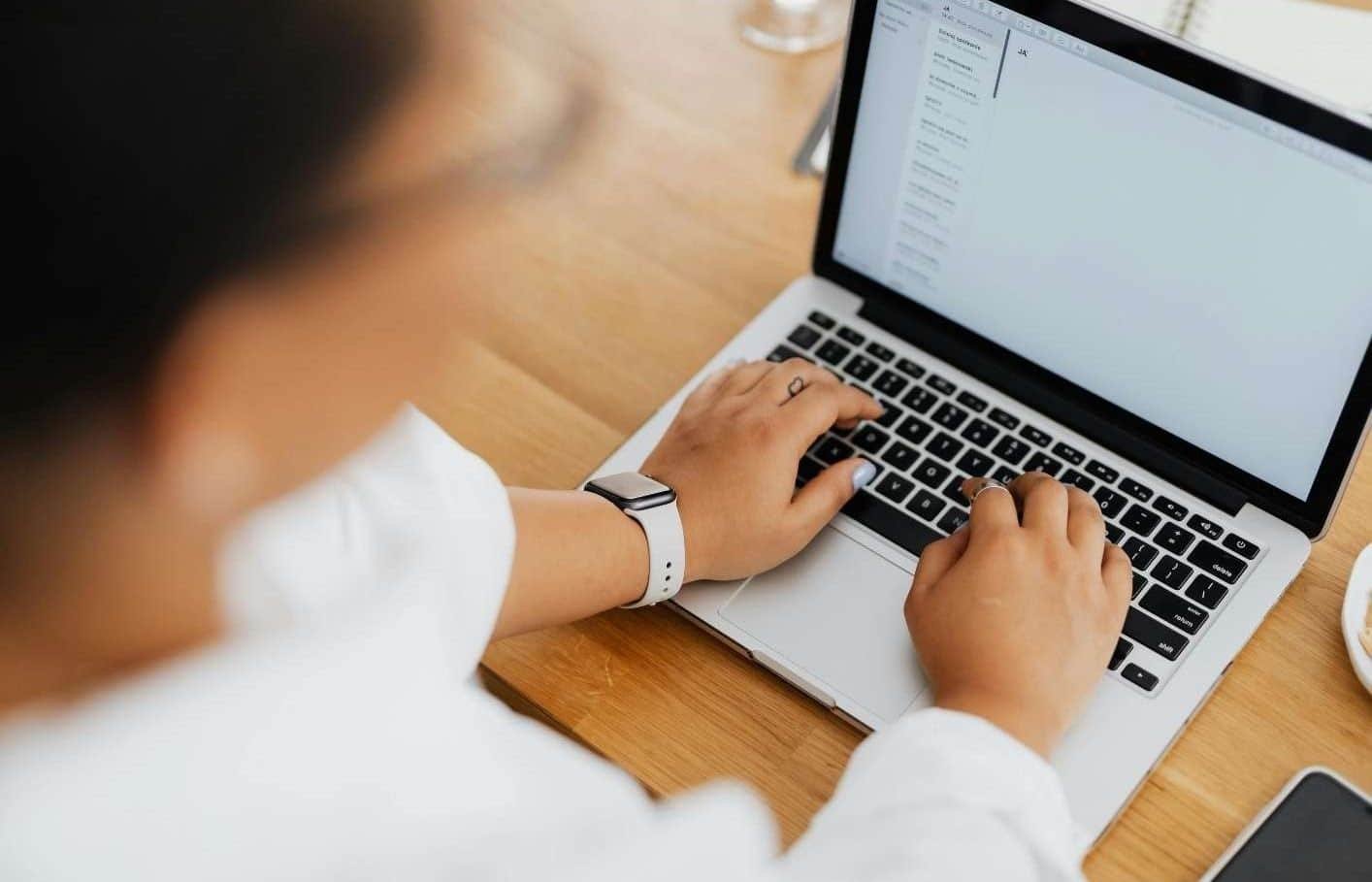 e-mailmarketing-is-niet-dood-haal-klanten-uit-nieuwsbrieven-automatisaties-laptop